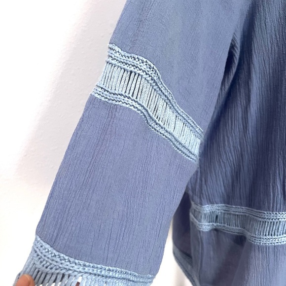 Chico's Gray and White Relaxed crochet tassel Tie Front Blouse 8/10 - Picture 5 of 8